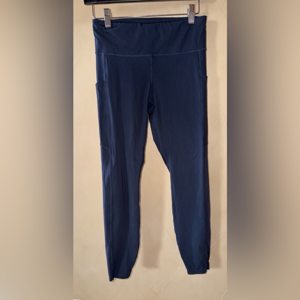 Vuori Stride Legging High Rise Side Pockets Zip Pocket Navy Blue 7/8 Length SZ S